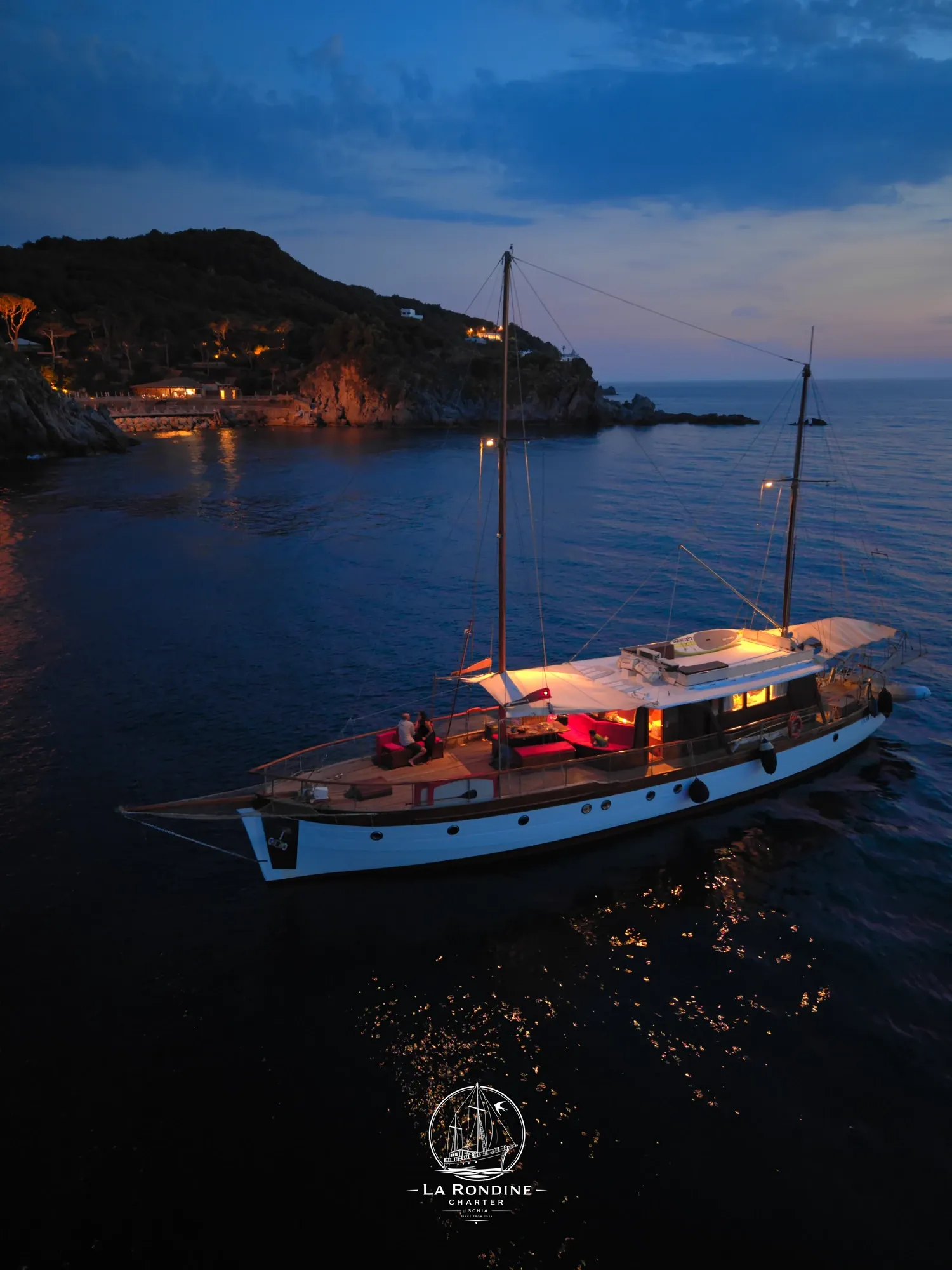 La Rondine all'ancora al crepuscolo in una baia di Ischia